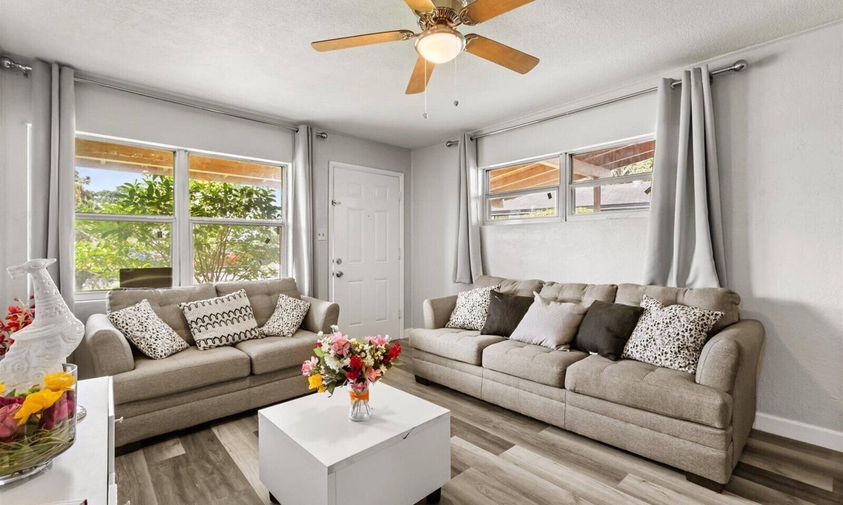 Richmond Heights House | 4-bedroom house in wonderful Orlando with WiFi, AC, and a large backyard.
