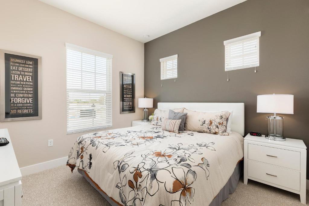 West Kissimmee Villa | 5 BR 6 Full BA Deluxe Villa 5min to Disney with BBQ Hot Tub