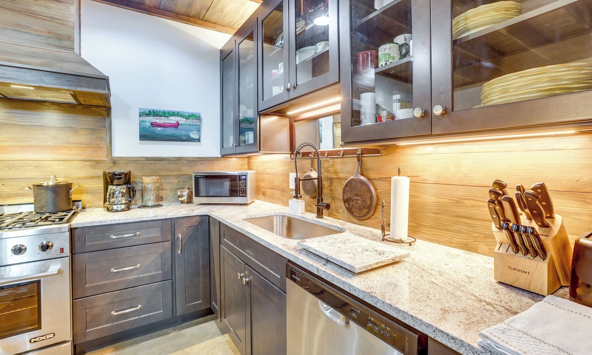 Little Kowaliga Cottage | Charming Eclectic Vacation Rental w/Beach Access!