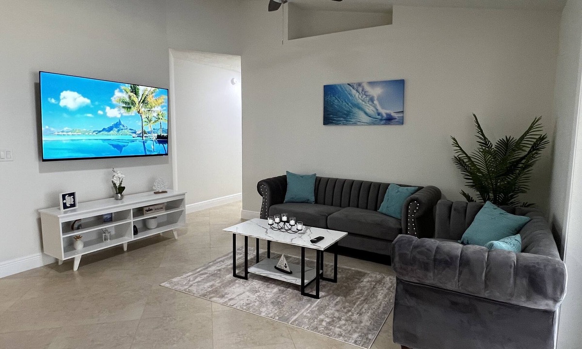 Indian Ridge House | COZY 3/2 Pet Friendly Home Near Disney