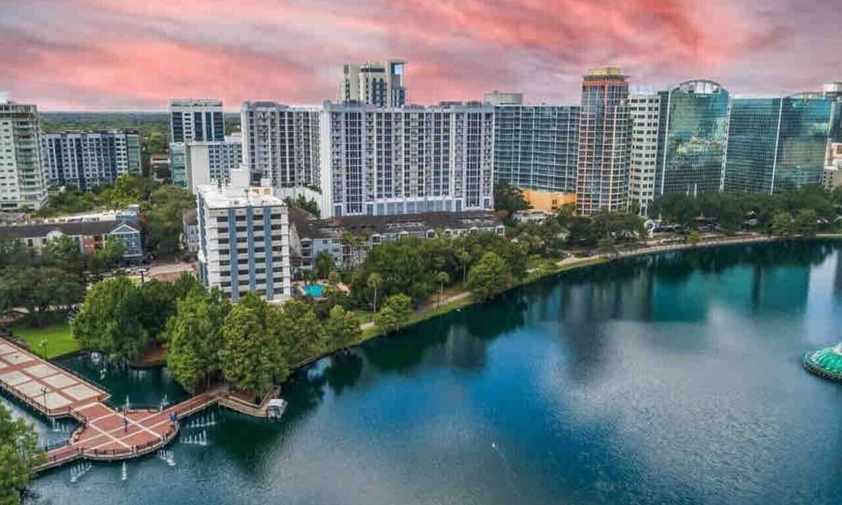 South Eola Apartment | Cozy retreat getaway! Family-sized | By Lake Eola