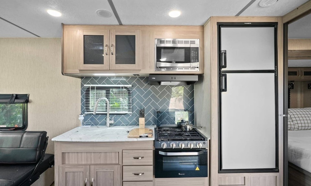 Lake Como House | Cozy RV Retreat Fast Wi-Fi & Pet-Friendly