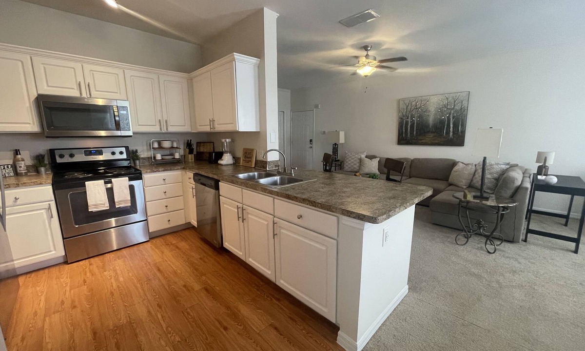 Airport North Apartment | Easy takeoffs