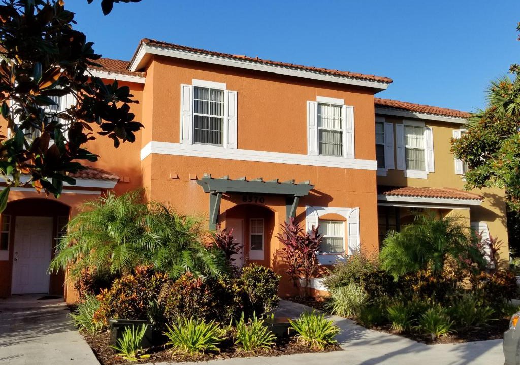 West Kissimmee House | Gated Emerald island resort townhome, Overlook Pool, 3 miles to Disney, rent by owner