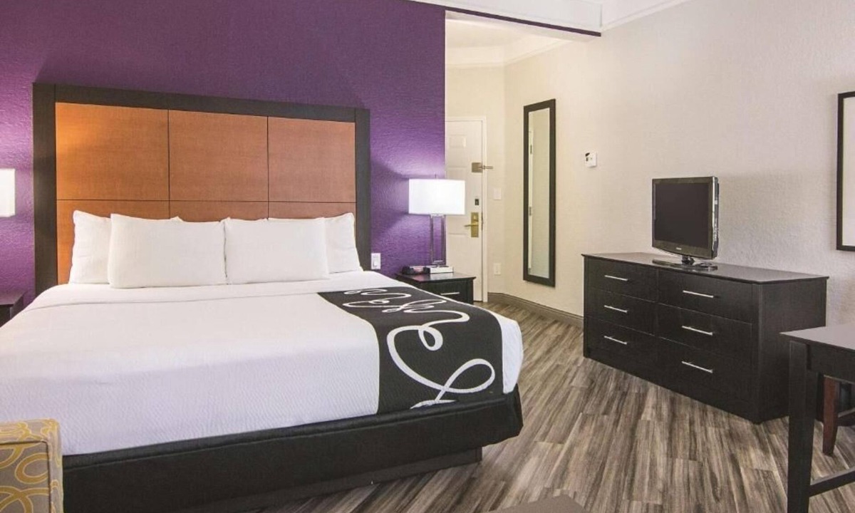 Airport North Hotel | La Quinta Orlando | Executive King | Free Shuttle & Breakfast | Pool| Near MCO
