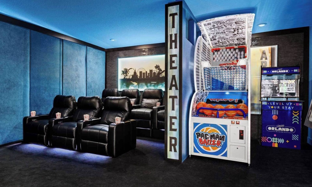Florida Center House | Majestic Marvel | Showstopping estate on I-Drive w/2 theme RMs, theater, arcade