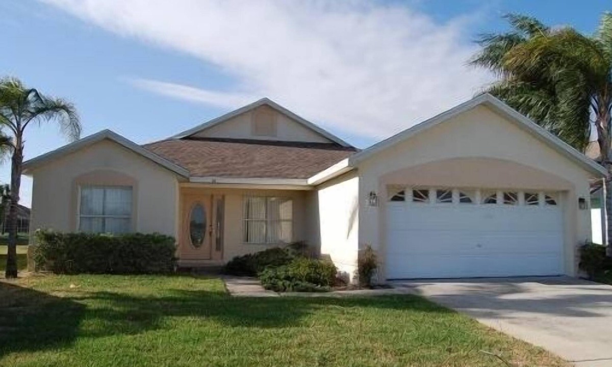 Esprit House | Minutes to Disney. House with pool on Golf Course with Lake Access