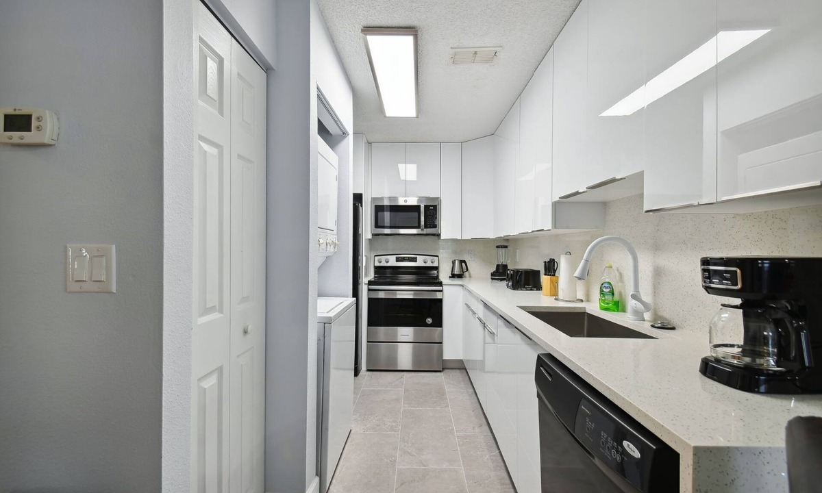 Grand Palms Villa | Modern Mickey! NEW Top To Bott, Sleeps 7, Pool, Near Dis, Univ, NO Steps!