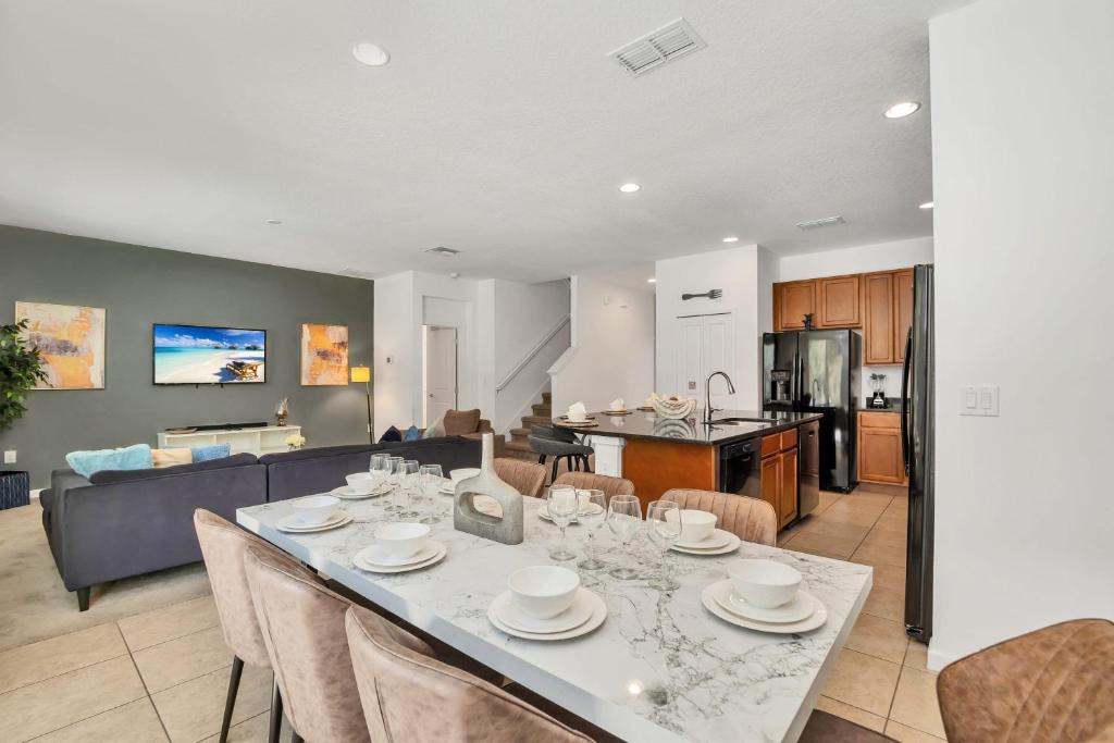 Kissimmee House | Near Disney - 8BR Resort Home - Pool & Games Room