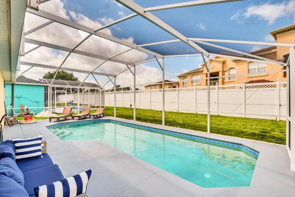 Loughman Villa | Pool Villa minutes from Disney with an Ice Cream Machine