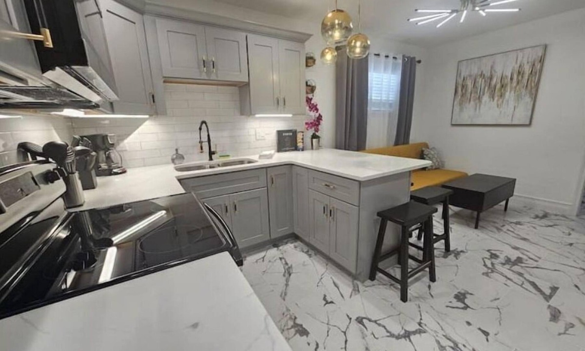 Lawsona - Fern Creek House | Renovated Comfy Downtown Orlando Duplex. Sleeps 8