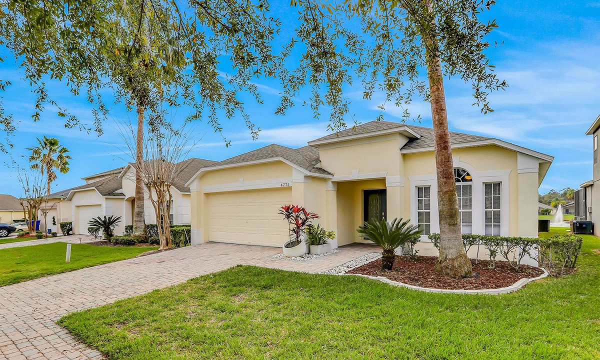 Cumbrian Lakes House | Snowbird-friendly home with private outdoor pool, grill, patio, lake views, & AC