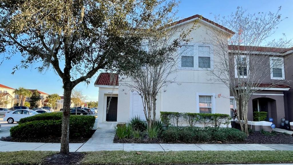 Bellavida House | Stunning 4 Bedroom w/ Pool Close to Disney 4562