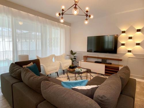 Four Corners House | Stunning 5BD themed Rooms with Pool and BBQ near Disney