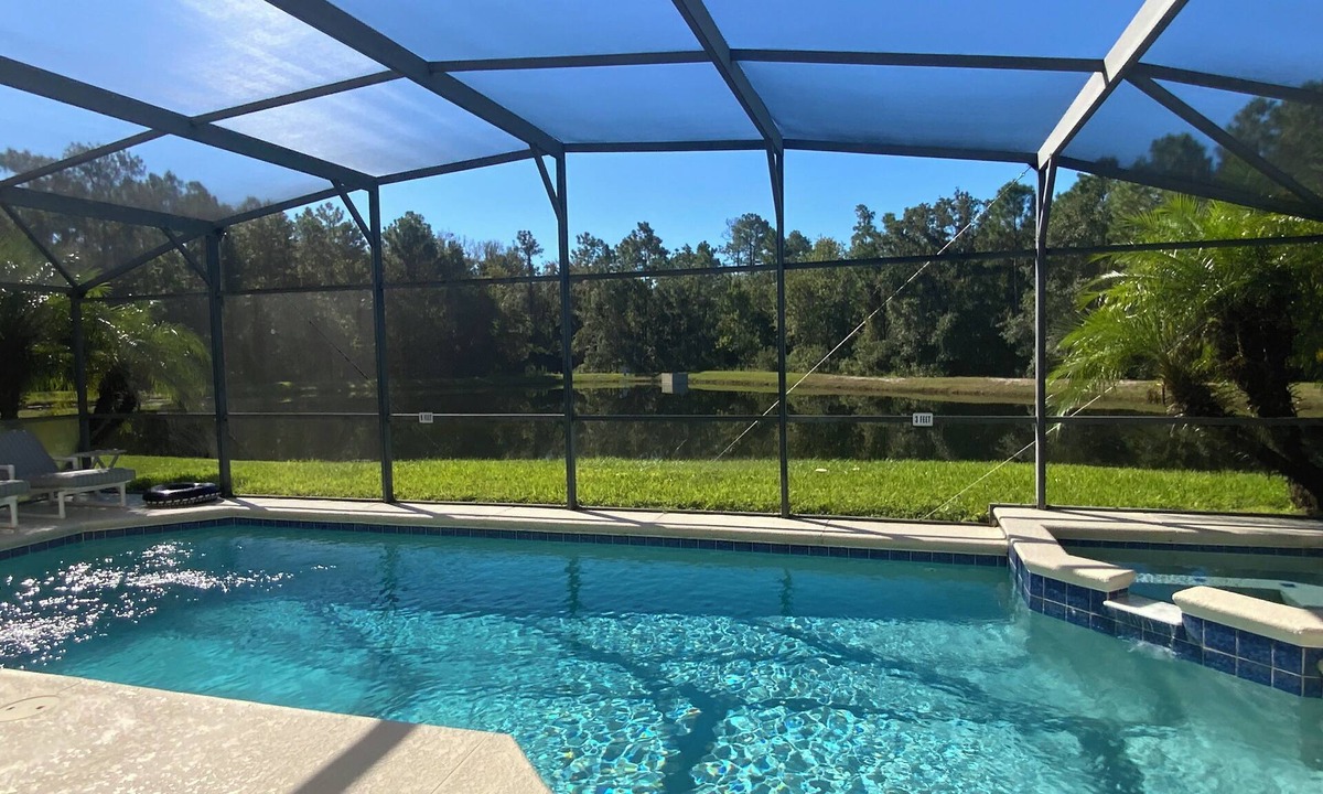 Sandy Ridge Villa | Sunny lake view villa -south facing pool -4 Beds, 2 en-suites near major parks