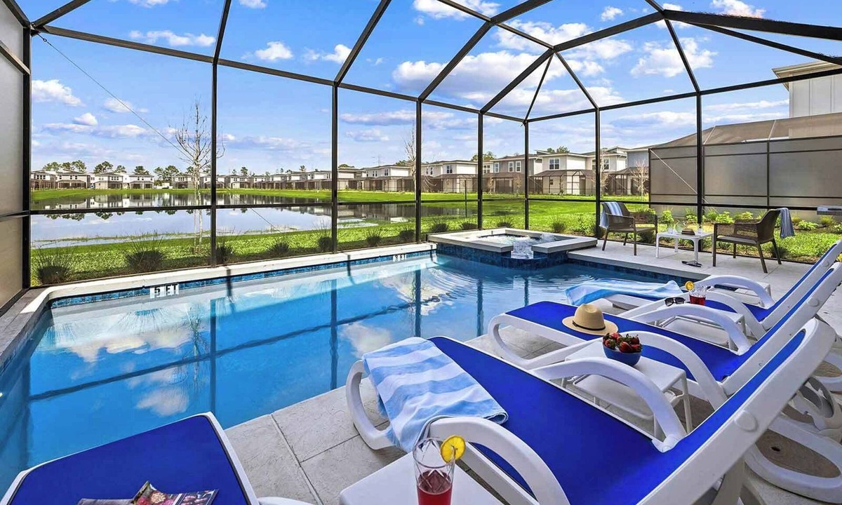 Florida Center House | The Sublime | Deluxe home w pool, huge LR/DR, epic theme BR, near top theme park
