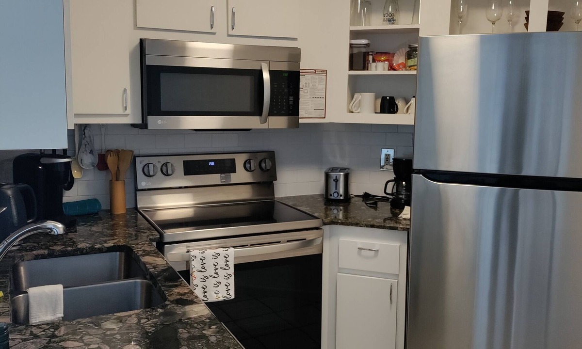 Ventura Condo | Universal studios ,Disney and easy shopping mall close by with many restaurants
