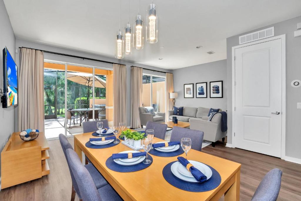 Kissimmee House | Upscale 2BR Lakefront Townhome - Private Hot tub!