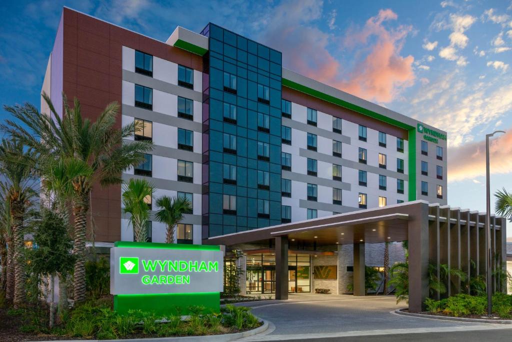 Florida Center Hotel | Wyndham Garden Orlando Universal/I Drive