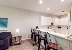 1st floor condo w/gym, restaurant, sauna, tennis court, limited-mobility access