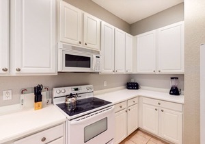 1st floor condo w/gym, restaurant, sauna, tennis court, limited-mobility access