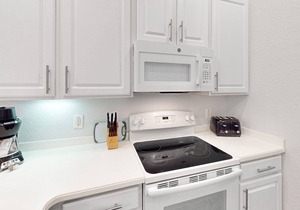 1st floor condo w/shared pools, gym, basketball court, sauna, near theme parks