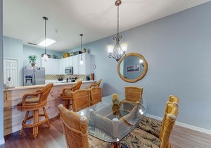 2nd floor condo w/basketball court, balcony, restaurant, near theme parks