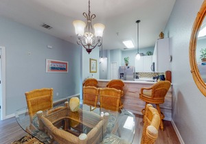 2nd floor condo w/basketball court, balcony, restaurant, near theme parks