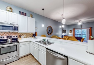 2nd floor condo w/basketball court, balcony, restaurant, near theme parks