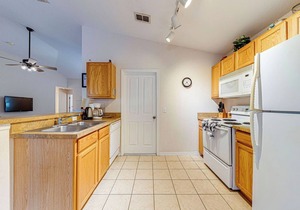 3 Bedroom 3 Bathroom Villa with South facing pool 15 miles from Disney.