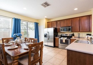 3 Bedroom Townhome with free WiFi/Crib, only 1.5 miles to Disney