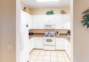 3rd floor condo w/basketball court, balcony, gym, sauna, shared pools