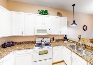 3rd floor condo w/basketball court, balcony, gym, sauna, shared pools