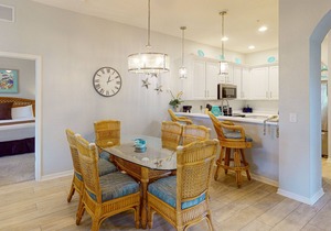 3rd floor condo w/restaurant, balcony, near theme parks, sauna, shared pools