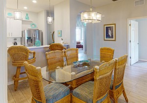 3rd floor condo w/restaurant, balcony, near theme parks, sauna, shared pools