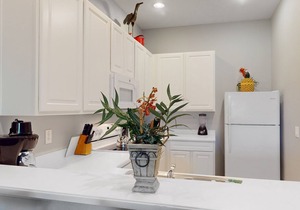 3rd floor condo w/restaurant, pools, basketball court, near theme parks, gym