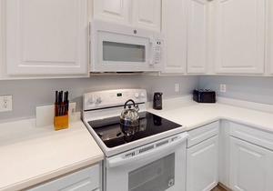 3rd floor condo w/restaurant, pools, basketball court, near theme parks, gym