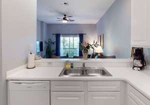 3rd floor condo w/restaurant, pools, basketball court, near theme parks, gym