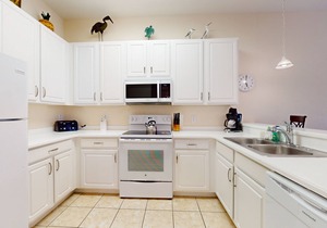 3rd floor condo w/sauna, shared pools, restaurant, gym, balcony