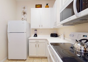 3rd floor condo w/sauna, shared pools, restaurant, gym, balcony