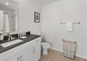 Amazing Downtown King Beds w/ Pool & Parking 32