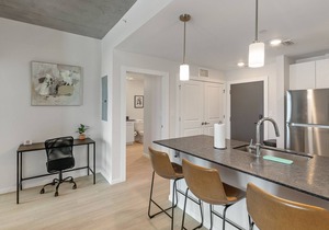Amazing Downtown King Beds w/ Pool & Parking 420
