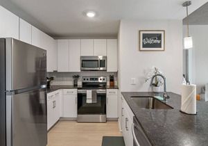 Amazing Downtown King Beds w/ Pool & Parking 420