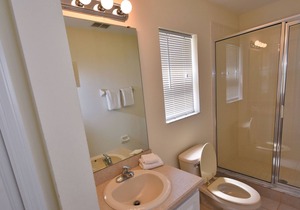CARDINAL'S HIDEAWAY: 4 bed/4bath secluded lake view disney home