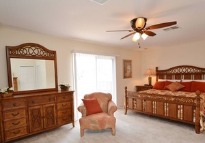 CARDINAL'S HIDEAWAY: 4 bed/4bath secluded lake view disney home