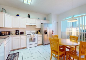 Comfortable home with solarium, pool & access to lake & Disney World