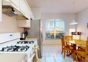 Comfortable home with solarium, pool & access to lake & Disney World