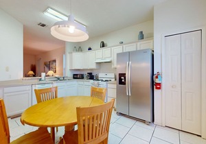Comfortable home with solarium, pool & access to lake & Disney World
