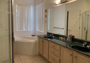 Disney 4 Bedrooms with Pool heated, 8 miles from Disney!