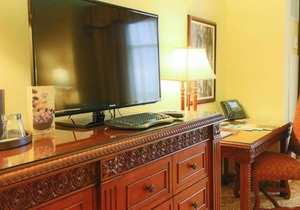 Family and Friends Vacation! 3 Spacious Units Near Disney's Magic Kingdom, Pools, Restaurants